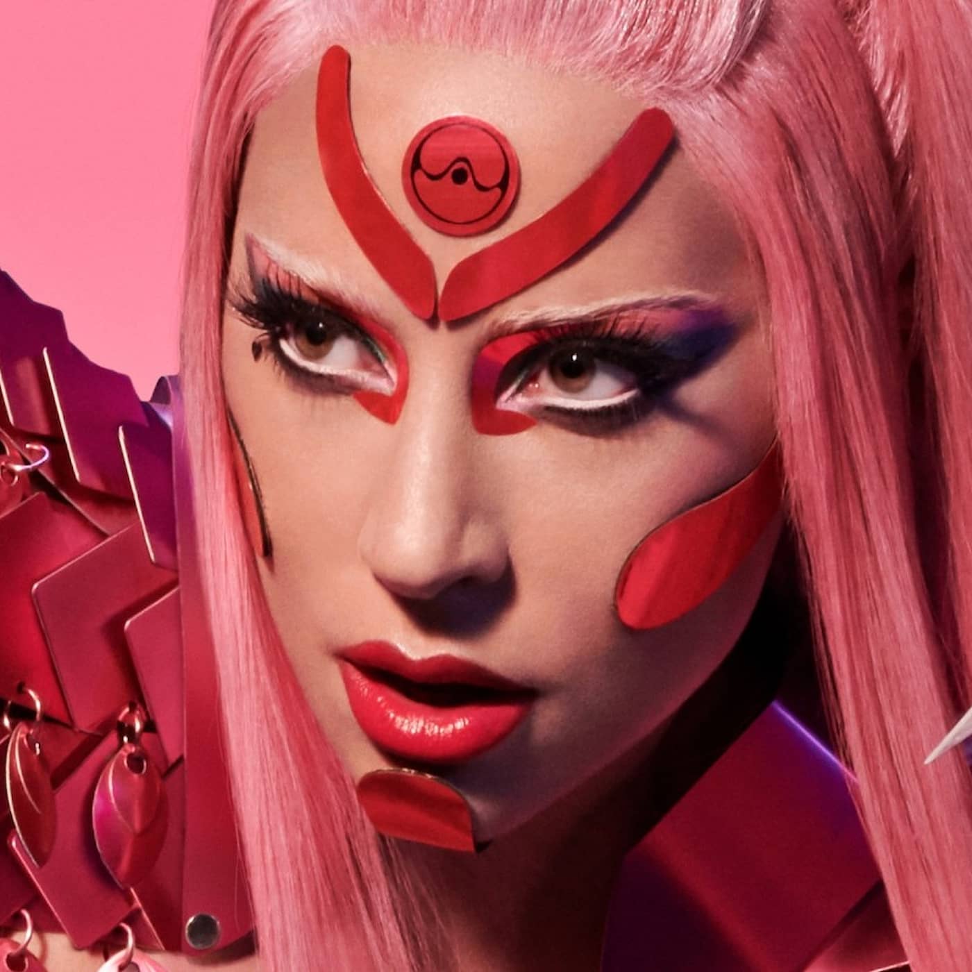 Lady Gaga möter världen i rosa pansarfjäll på efterlängtade "Chromatica" episode artwork