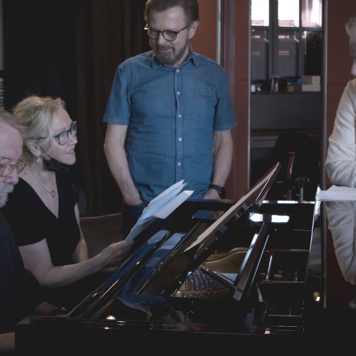 Abba-fans i tårar utanför skivbutiken inför nya albumet Voyage episode artwork