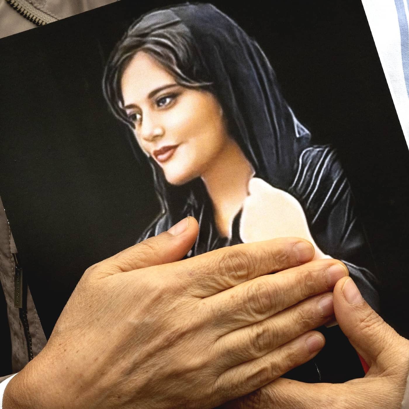 Ett år efter Mahsa Aminis död i Iran – hur går det för upproret? episode artwork