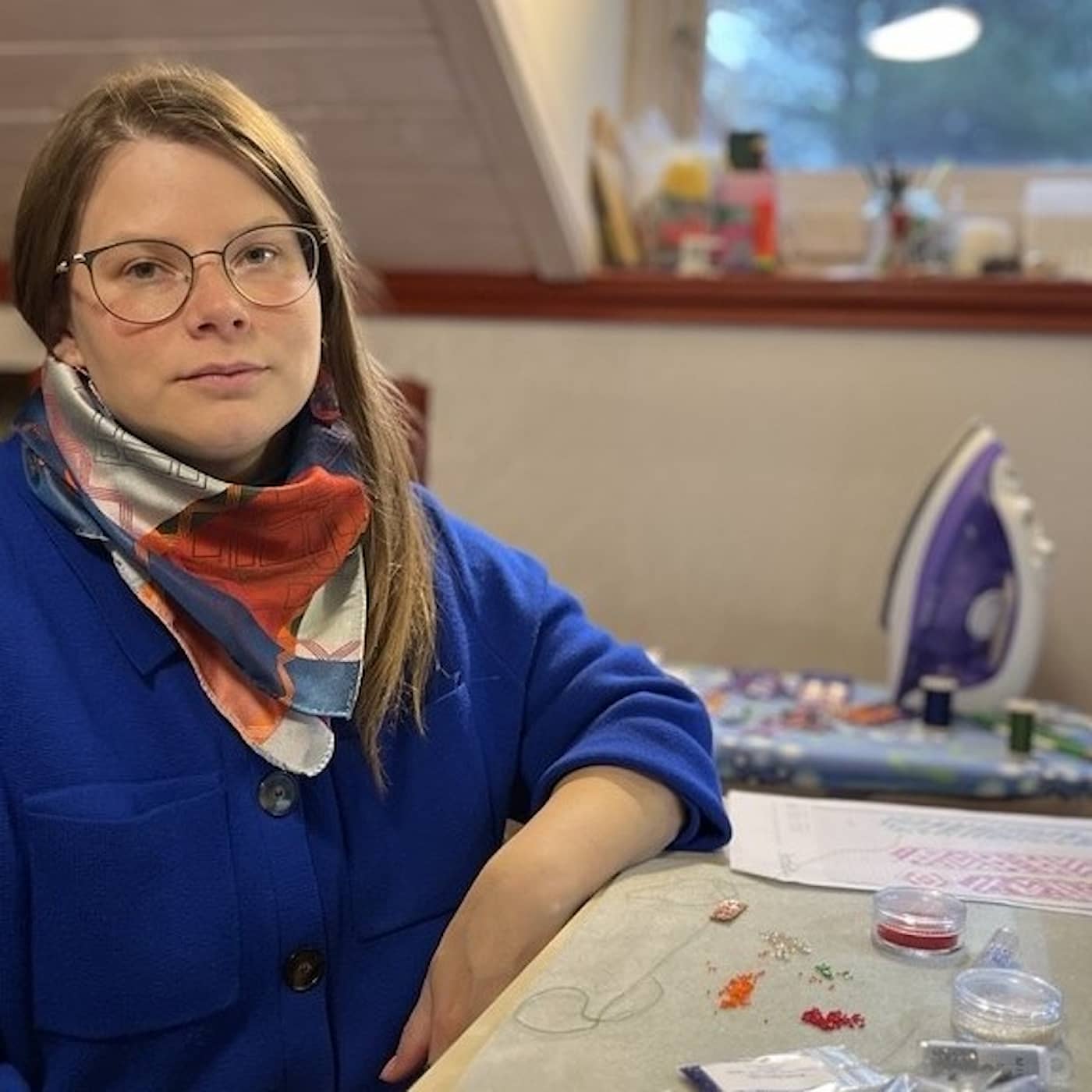 Helena Partapuoli ráhkada helmmuiguin beallječiŋaid - Duodji ja dáidda - Handens röst episode artwork