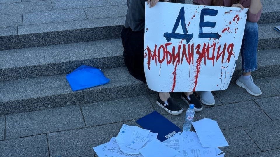 Ryska kvinnor kräver hem sina män från kriget i Ukraina | P1 Morgon