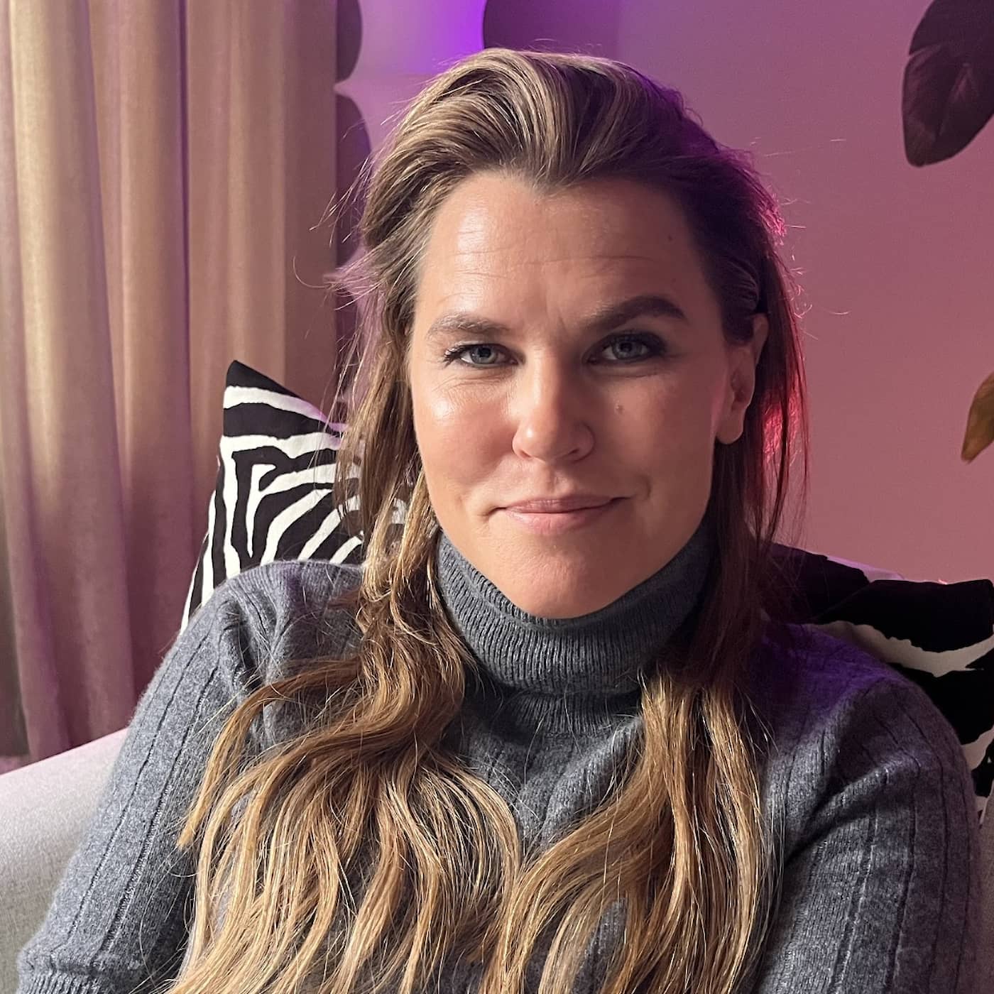 Mia Skäringer: ”Det är jättesvårt att skriva en humorserie” episode artwork