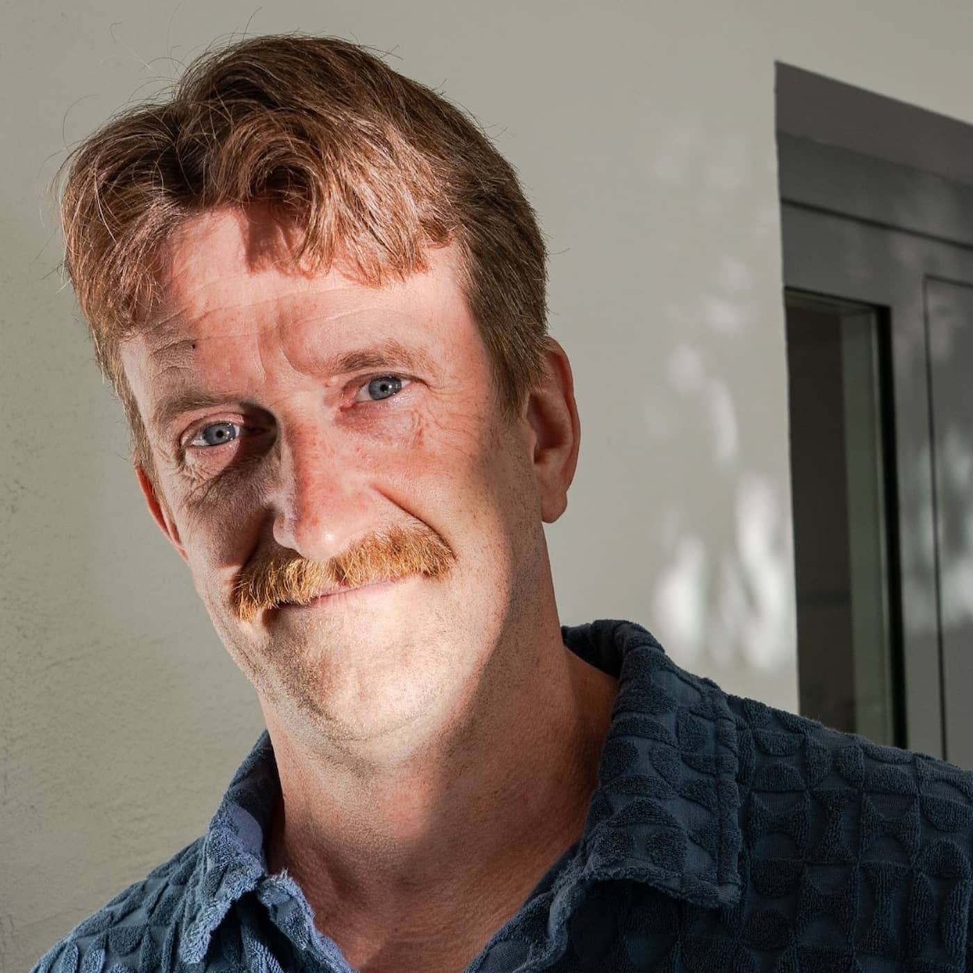 Skådespelaren Mikael Riesebeck stretchar innan han går på scenen