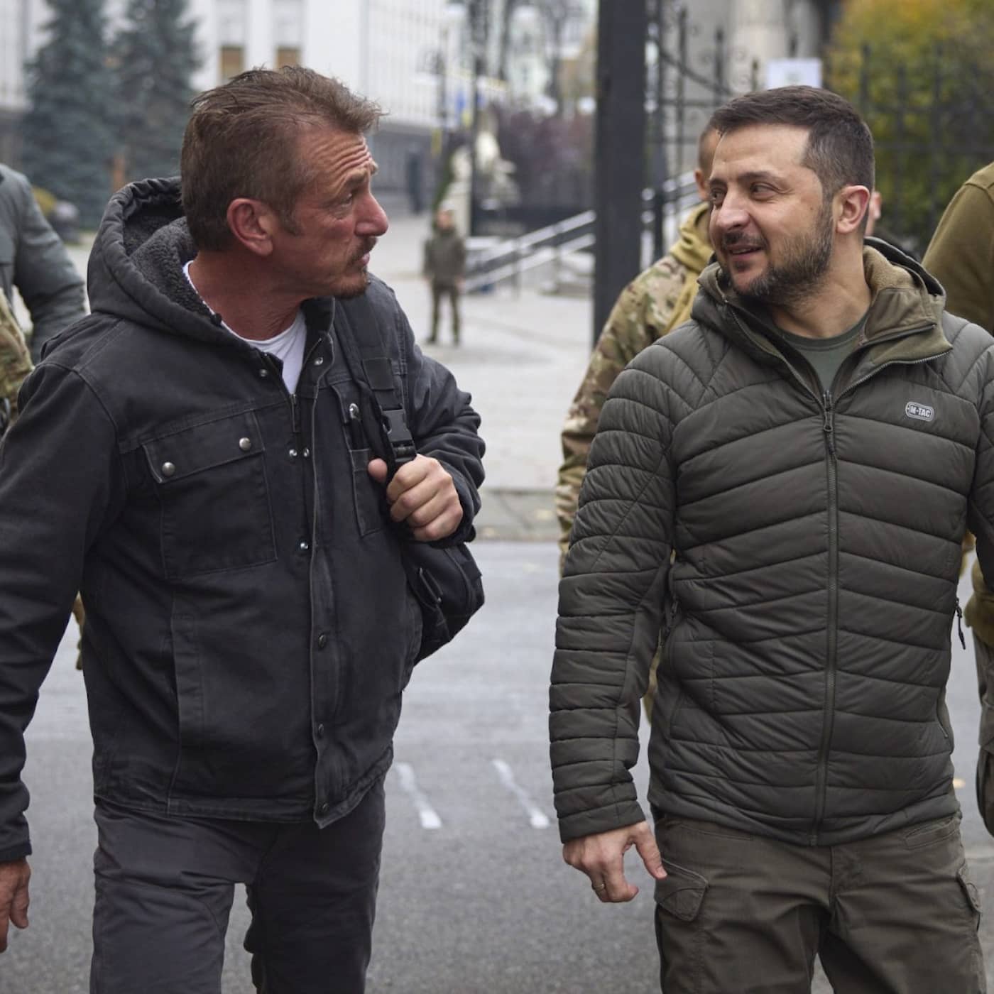 "Inget skrämmer honom" – Volodymyr Zelenskyj i ny film av Sean Penn