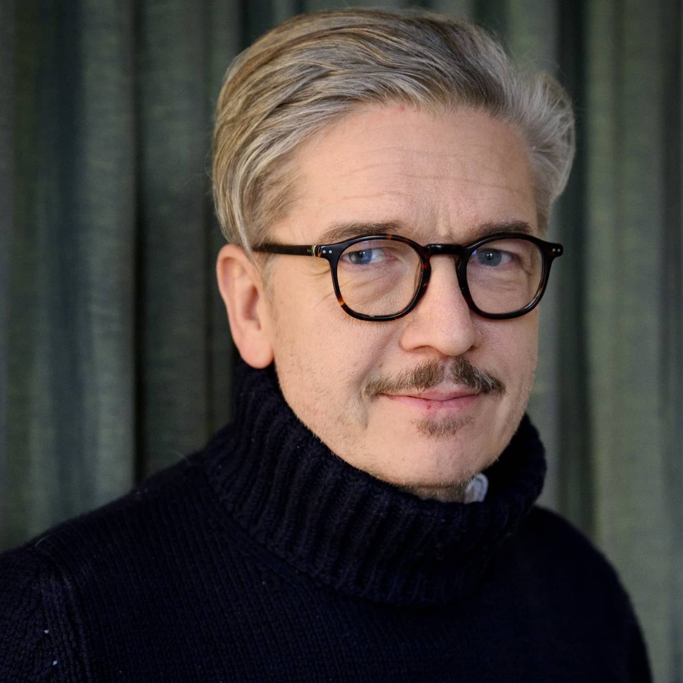 Tomas Alfredson: Närheten i ”Trolösa” ska få dig generad