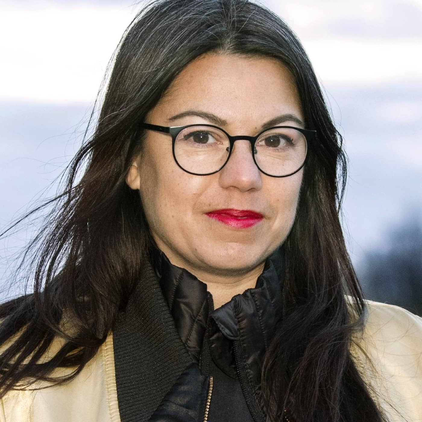 Anna Vnuk förvandlar Lars Tunbjörks fotografier till ”ett drömspel om Sverige”