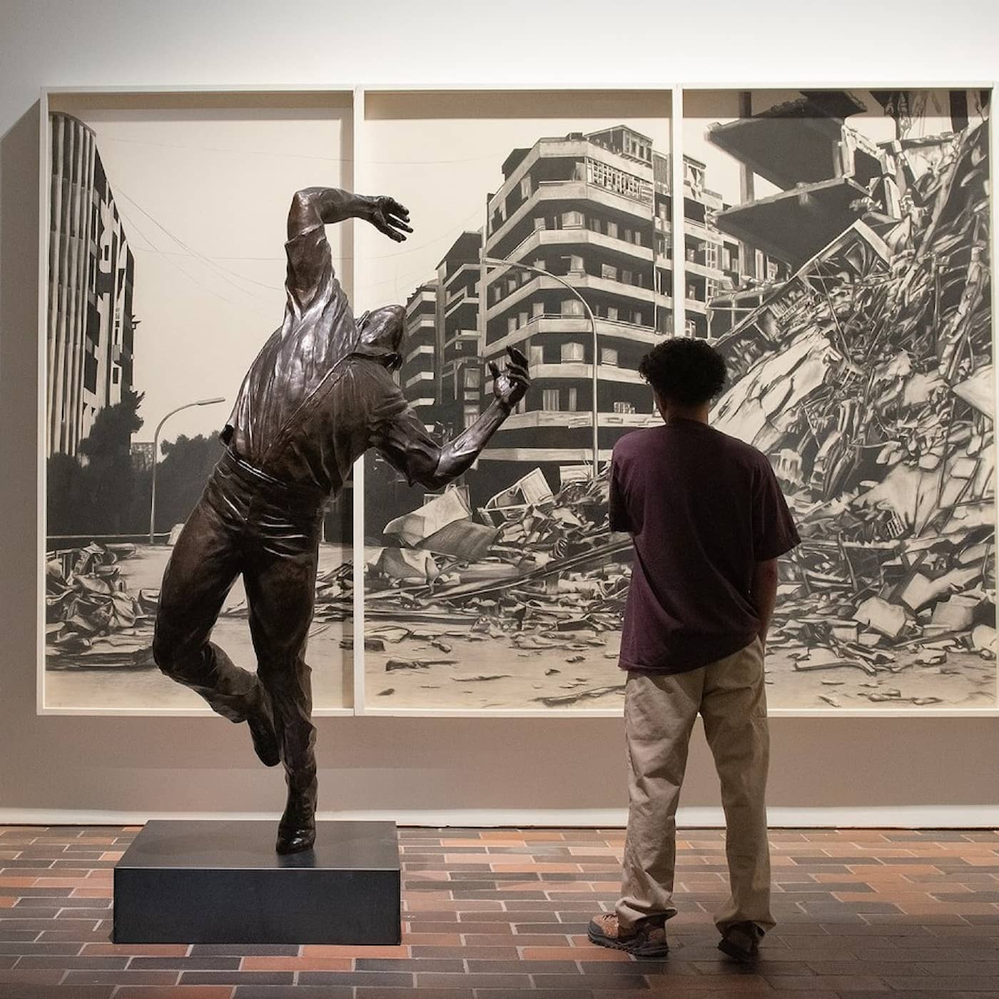 Robert Longos hyperrealism ska få betraktaren att stanna upp