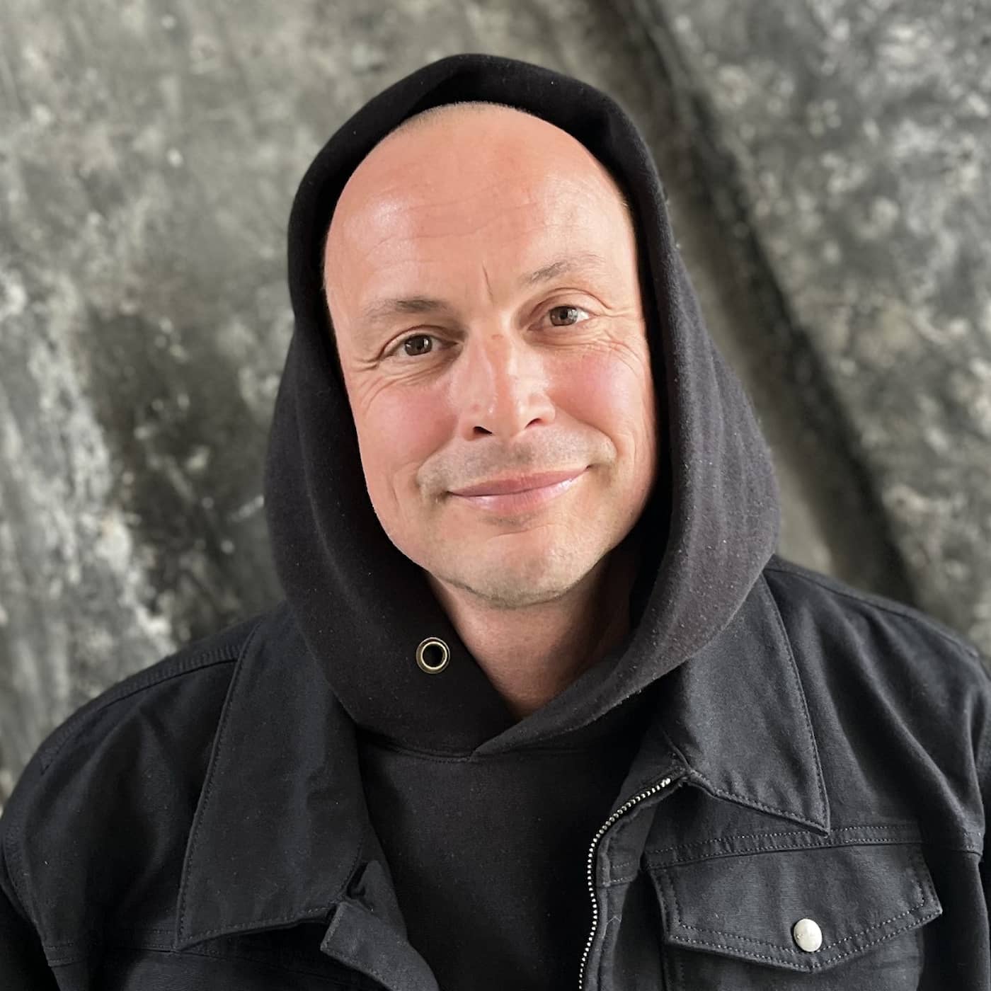 Petter förverkligar en dröm – möter en yngre generation rappare i musiken
