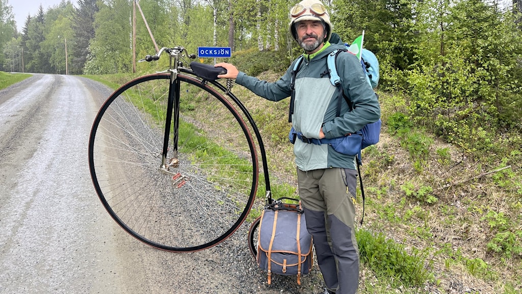 Massimo cyklar från Sicilien till Nordkap på en cykel från 1800-talet ...