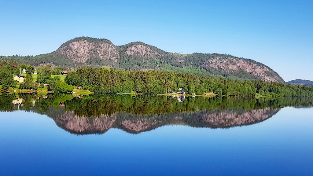 veckans-bild-elefantberget-vid-spegelblanka-indals-lven-p4-j-mtland
