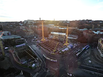 Skjuter till miljarder till omstridda projektet