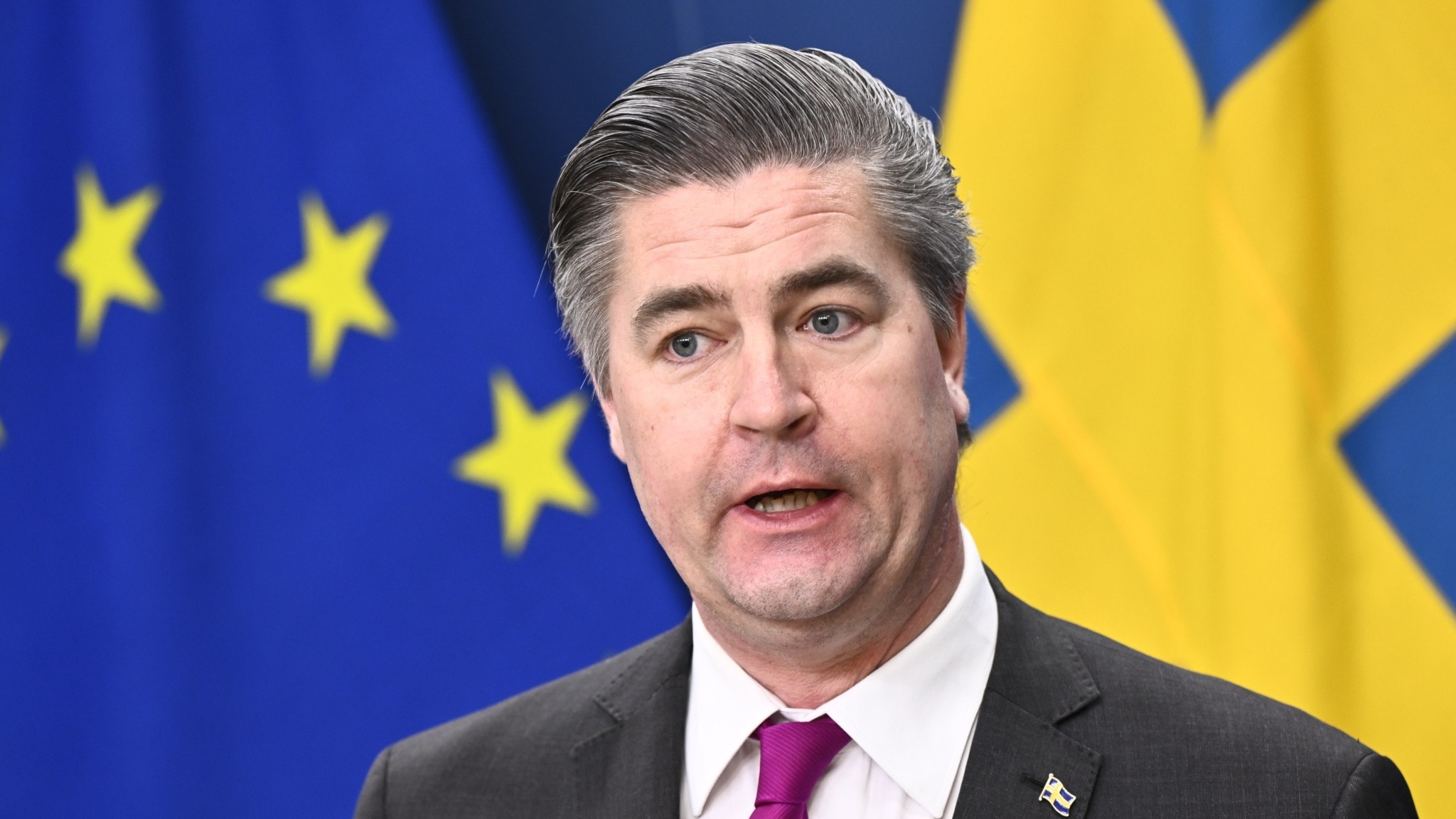 Tidöpartierna splittrade om förlängning av sänkt bensinskatt