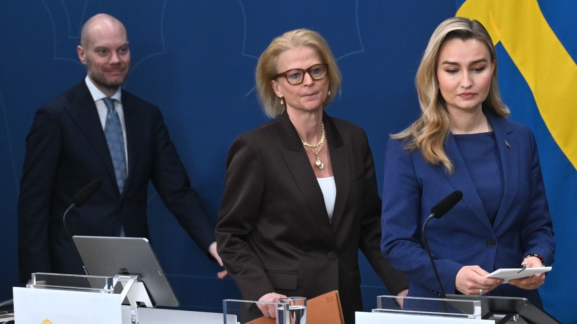 Regeringen sänker skatt på bensin och diesel