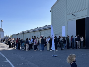 Långa köer till vallokaler – väljaren Maria: ”Katastrof”