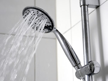 Smittades av legionella via duschen – dog