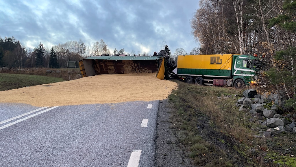 Lastbilssläp välte – riksväg 31 norr om Nybro avstängd - P4 Kalmar ...