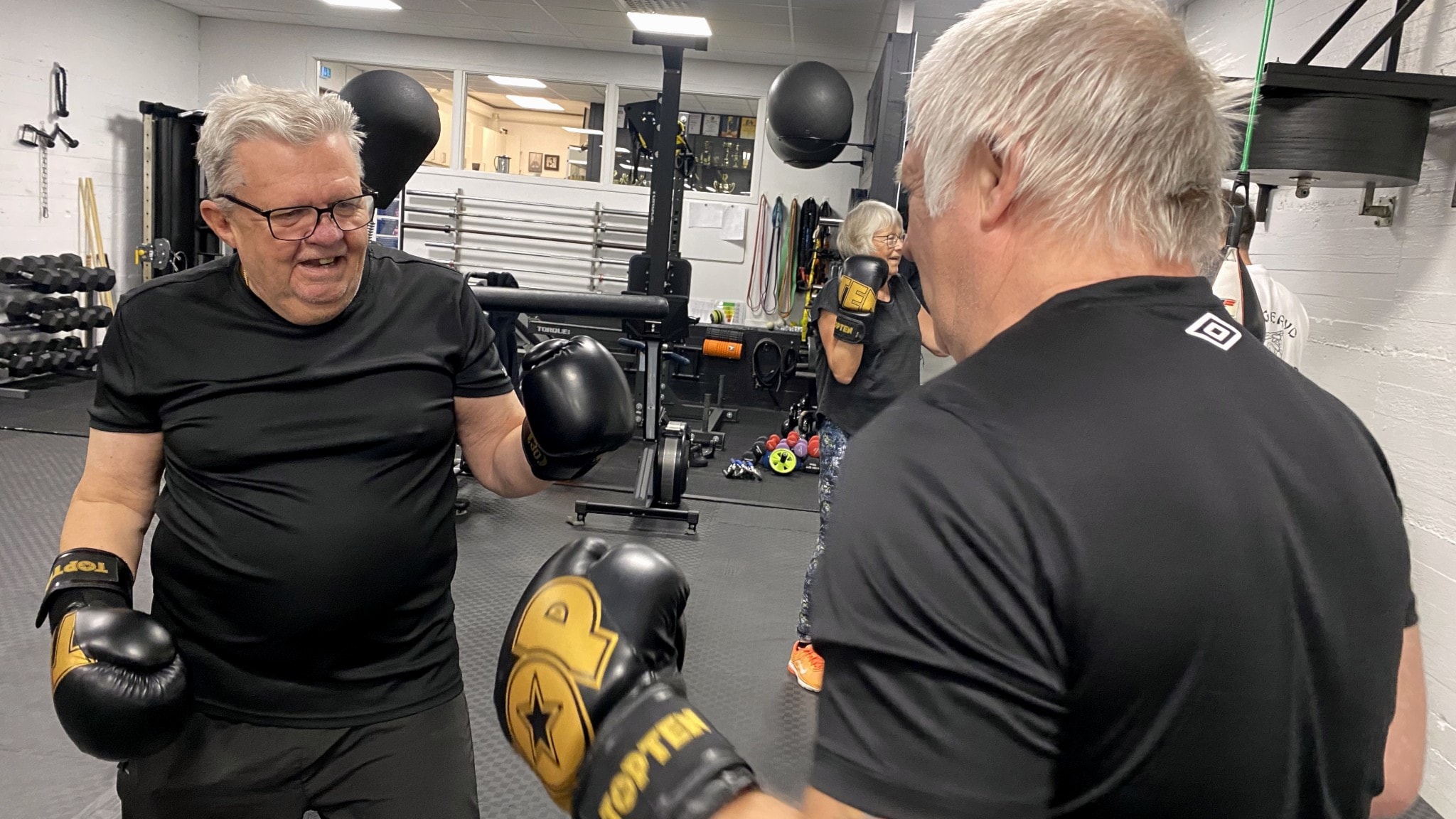 Här ska Christer ge Kjell stryk – seniorer tränar boxning i Vaggeryd ...