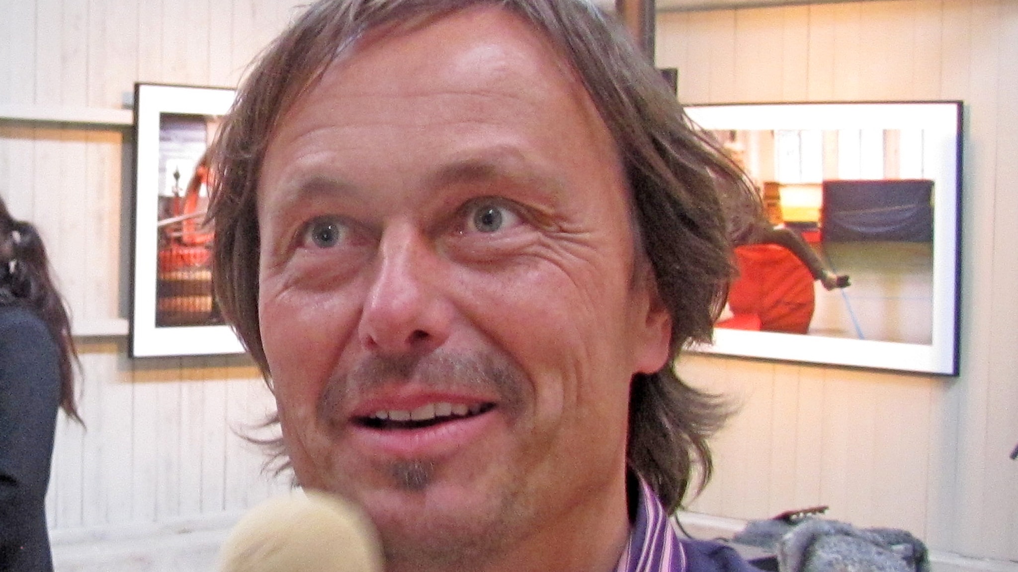 Johan Hellström välkomnar politiker till Furillen - P4 Gotland ...