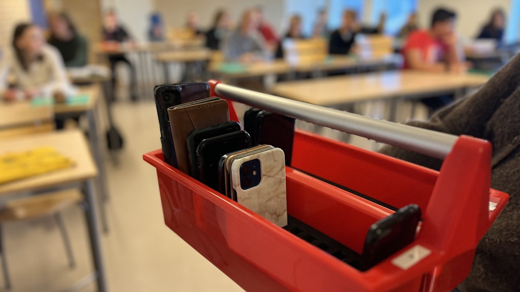 En vecka med mobilförbud – eleven Nils: ”Det är skit” - P4 Skaraborg ...