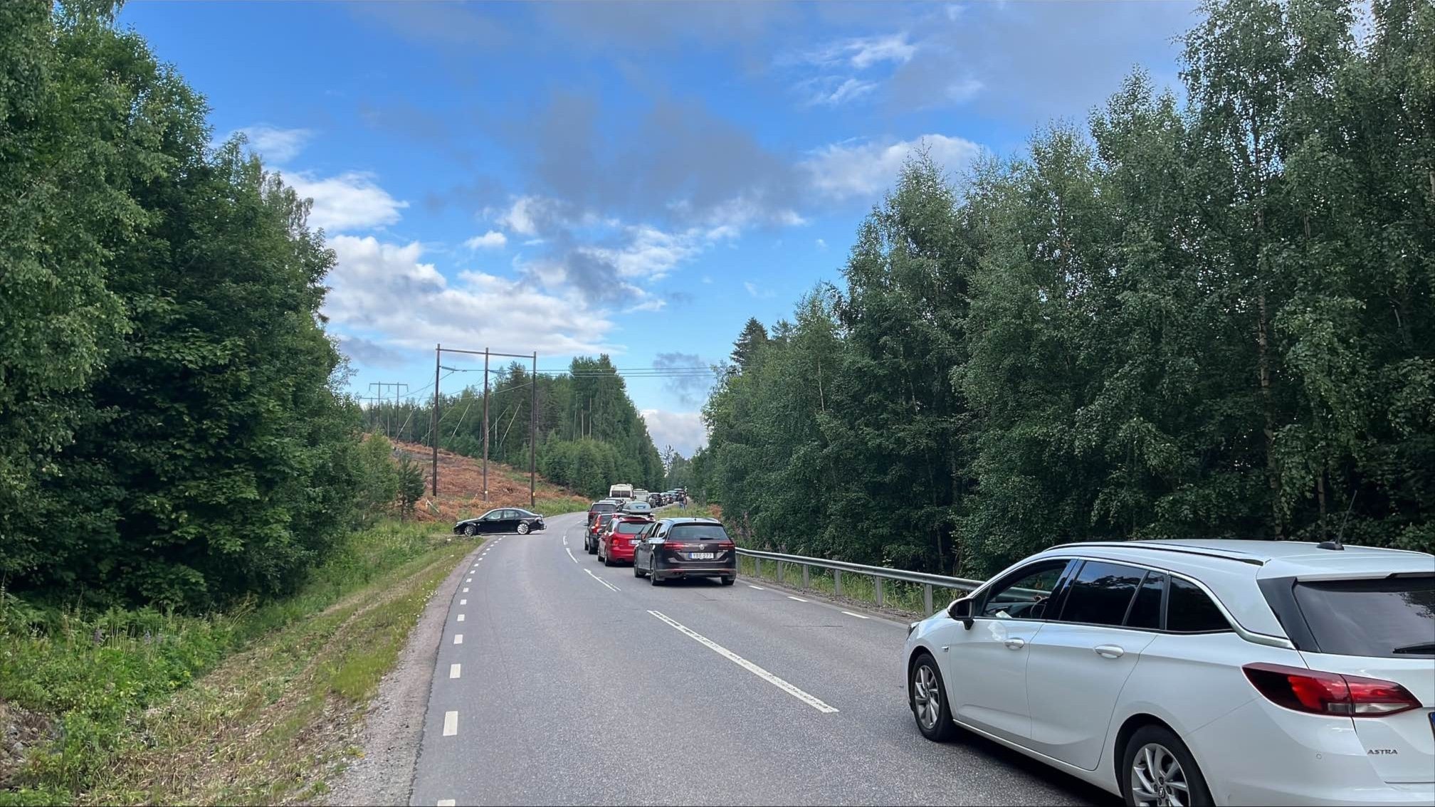 Bil har kört in i räcket på väg 621 Långa