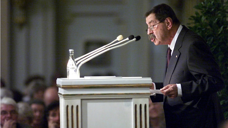 Literaturnobelpreisträger Günter Grass bei seiner Vorlesung in der Schwedischen Akademi in Stockholm im Dezember 1999 (Foto: Anders Wiklund / TT)