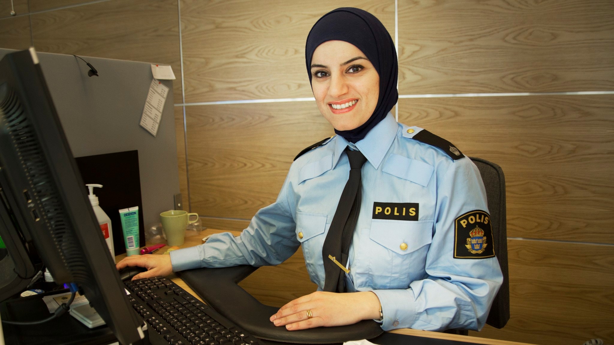 Sveriges första polisstudent i slöja Människor och tro