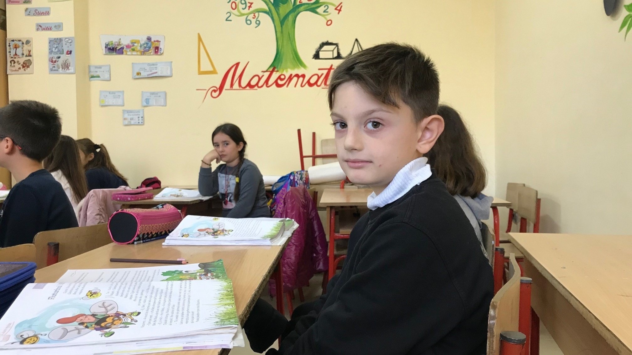 Barn I Albanien Tillbaka I Skolan Efter Jordb vning Nyheter Ekot 